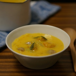 市販のシチュールーで　かぼちゃとソーセージのスープ